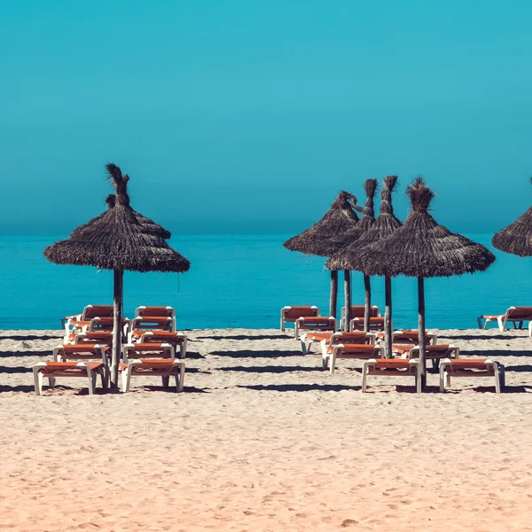 Scenario spiaggia con ombrellone — Foto Stock