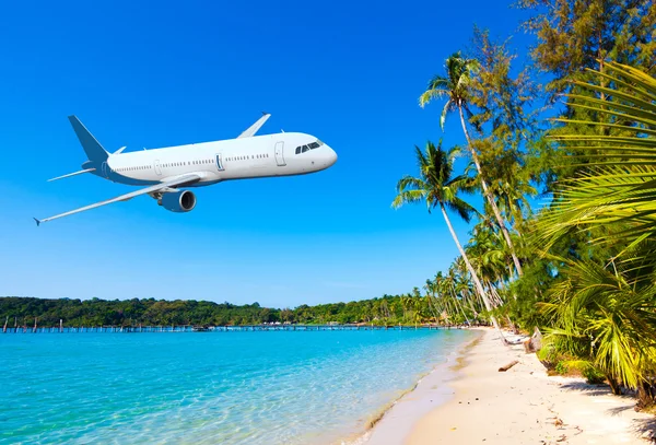 Plane fly over ocean — Stock Photo, Image