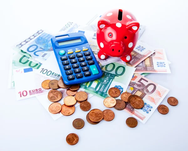 Piggy banco com calculadora e dinheiro — Fotografia de Stock