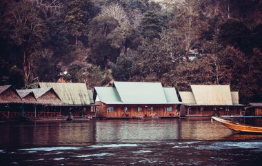 kwai Nehri üzerinde otel