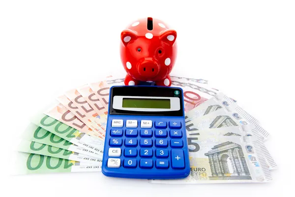 Piggy bank met geld en rekenmachine — Stockfoto