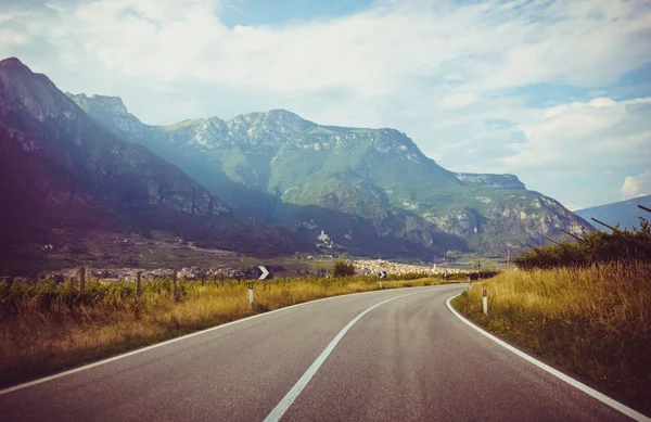 Camino en las montañas — Foto de Stock