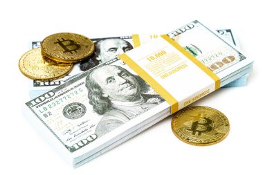 Beyaz banknotların üzerine yığınla para basılmış bitcoin paraları. İş konsepti