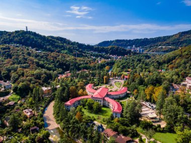 Sochi, Rusya - 15 Eylül 2021: Balneo-terapi hastanesi Matsesta binası. Sağlık merkezi Matsesta. Hava görünümü
