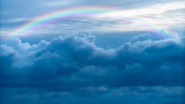 Gökkuşağının arka planı ve fırtına bulutları