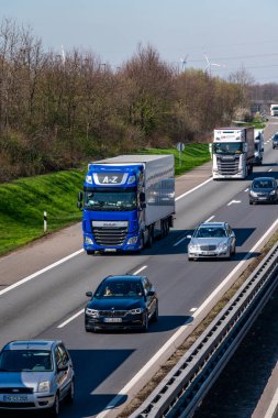 DÜKSELDORF, ALMANY - 22 Mart 2019: otoyolda trafik. Arabalı ve kamyonlu trafik