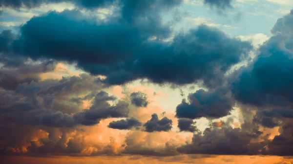 Prachtige Avondlucht Met Roze Wolken Zonsondergang Boven Zee — Stockfoto