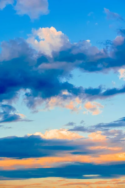 夕暮れ時の雲とカラフルな劇的な空 — ストック写真
