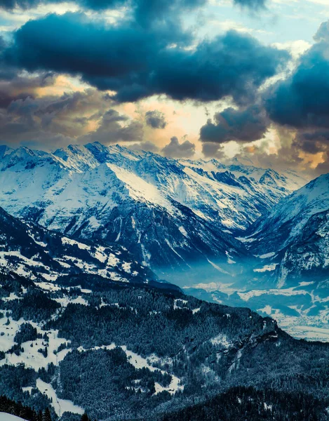 Panorama Einer Schneebedeckten Berglandschaft Mit Blauem Himmel — Stockfoto