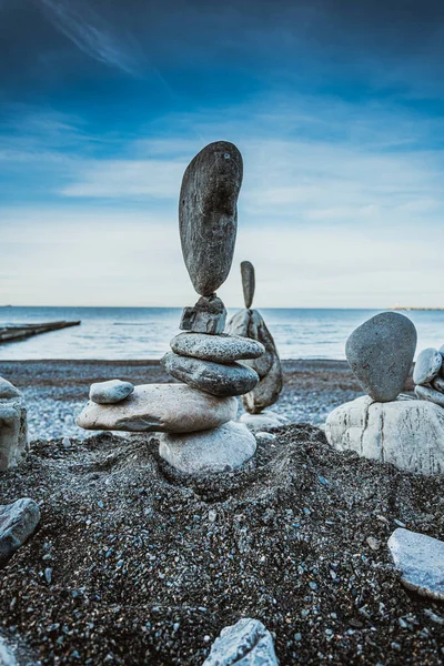 Hromada Vyvážených Kamenů Pláži — Stock fotografie