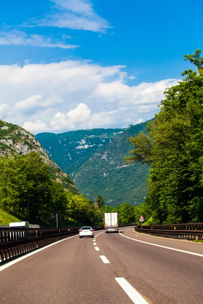 Bílá dodávka na dálnici — Stock fotografie