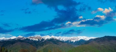 Caucasus dağ doruklarına güzel manzara kar ile kaplı