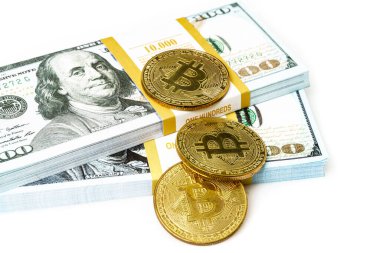 Beyaz banknotların üzerine yığınla para basılmış bitcoin paraları. İş konsepti