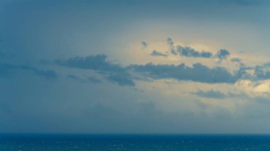 Koyu mavi bulutlar ve deniz. Fırtına, dramatik deniz manzarası