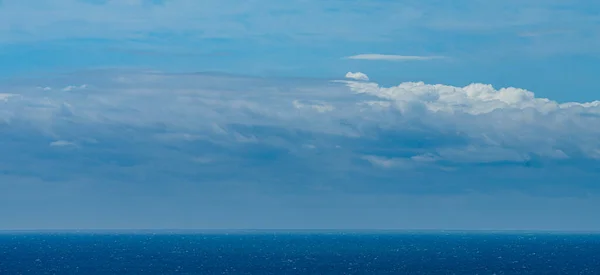 Panoramik Parlak Mavi Deniz Mavi Gökyüzü Ile Kabarık Beyaz Bulutlar — Stok fotoğraf