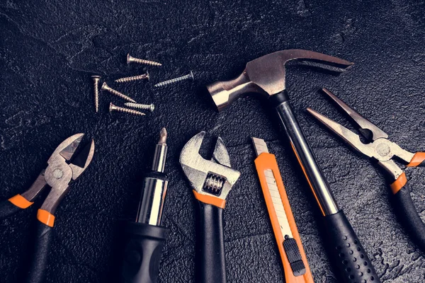 Grundlegende Home Repair Tools Auf Schwarzem Hintergrund — Stockfoto