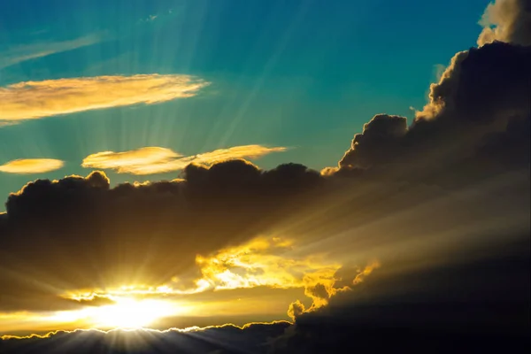 Feixe Sol Através Das Nuvens Neblina Céu Bonito — Fotografia de Stock