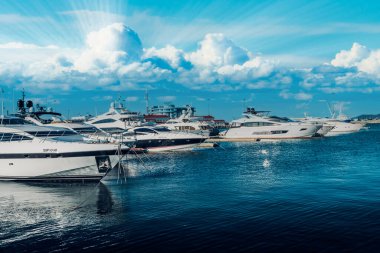 Yelkenli Yatlar ve özel tekne Sochi Limanı iskelede. Bay Sochi şehir merkezinde seaport adlı Yatlar. Rusya