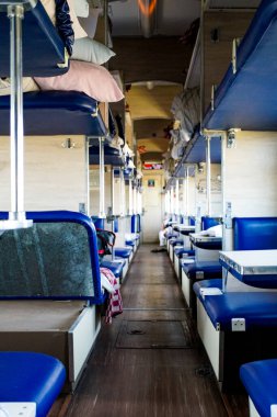 Uyumaları için yatakları olan tipik bir Rus uzun mesafe RZD treni.