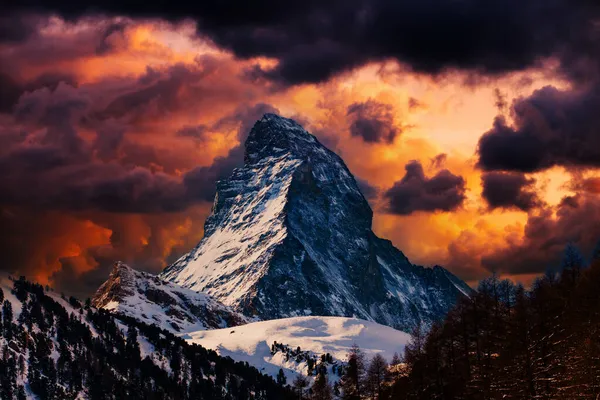 Matterhorn Mit Wolken Bei Sonnenuntergang — Stockfoto