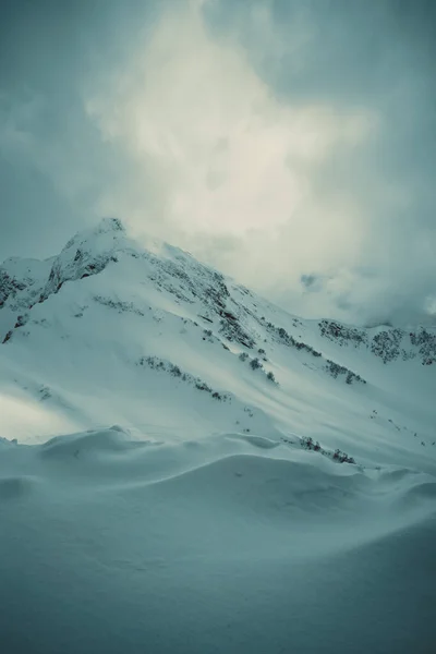 Montagne Con Neve Bianca Cielo Azzurro — Foto Stock