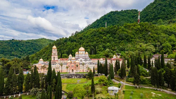 Widok Góry Klasztor Prawosławny Novy Afon Abchazja Chrześcijańska Świątynia New — Zdjęcie stockowe