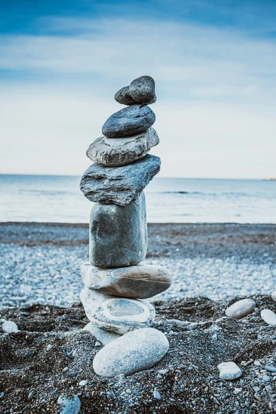 海岸にバランスのとれた石のスタック — ストック写真