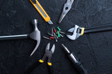  Siyah arkaplanda usta inşaatçı için araçlar 