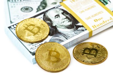 Beyaz banknotların üzerine yığınla para basılmış bitcoin paraları. İş konsepti