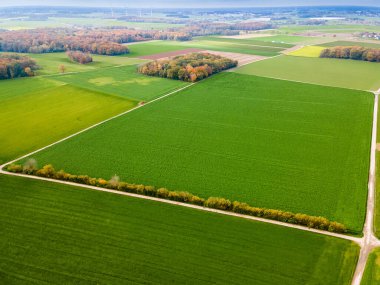Çiftlik arazisinin havadan çekilmiş fotoğrafı. çiftlik alanları