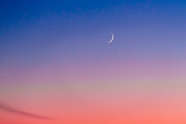Günbatımında hilal. Günbatımı renkleri ve yeni ay. 