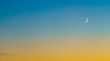 Günbatımında hilal. Günbatımı renkleri ve yeni ay. 