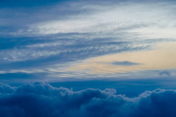 Панорамний Вид Яскраво Синє Море Блакитне Небо Пухнастими Білими Хмарами — стокове фото