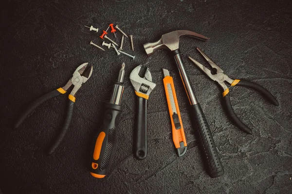 Grundlegende Home Repair Tools Auf Schwarzem Hintergrund — Stockfoto