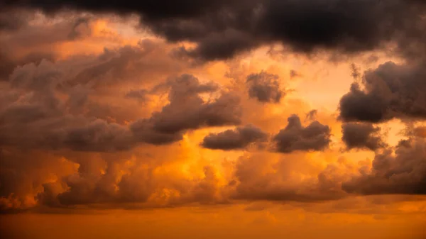 ピンクの雲と美しい夜の空 海の上の夕日 — ストック写真