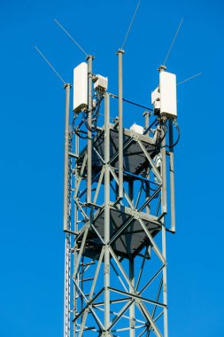 Telekomünikasyon beton kulesi ve antenler. LTE, GSM, 2G, 3G, 4G, 5G hücresel iletişim kulesi