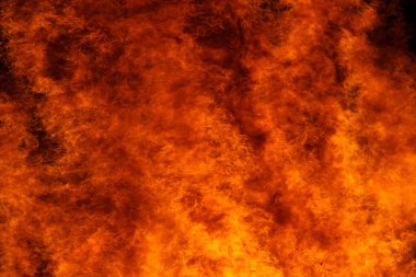 Arka planda büyük bir yangın var. Geceleri büyük şenlik ateşi.