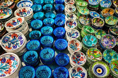 İstanbul Büyük Çarşısında Türk renkli seramikleri
