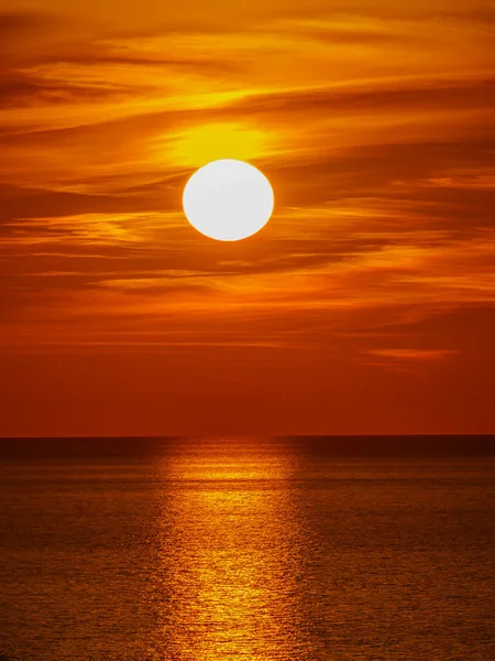 Fantastische Zonsondergang Boven Oceaan Zon Gaat Onder Boven Zee Dramatische — Stockfoto