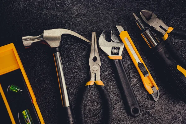 Werkzeuge Für Baumeister Auf Schwarzem Hintergrund — Stockfoto
