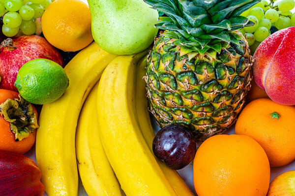 Ассортимент сырых фруктов. Композиция с разнообразием фруктов