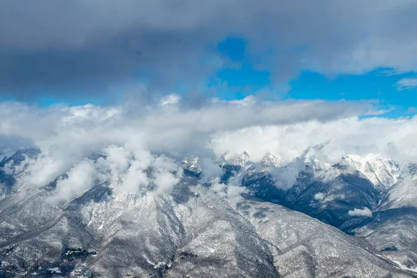 Montagne Con Neve Bianca Cielo Azzurro — Foto Stock