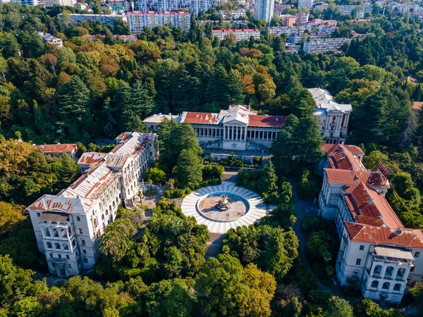 Rusya, Krasnodar Krai, Sochi, Terk edilmiş Sanatoryum 'un avlusunun havadan görünüşü Ordzhonikidze