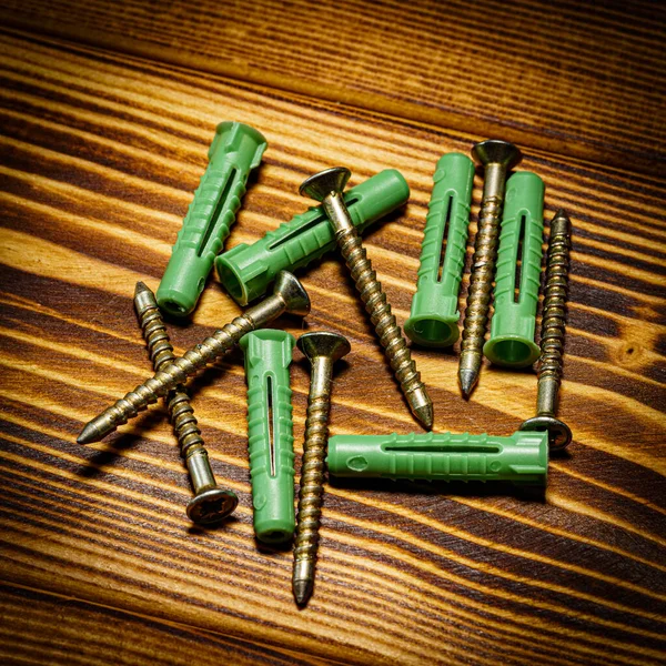 Cerradura Una Fila Tornillos Colocados Sobre Una Mesa Madera — Foto de Stock