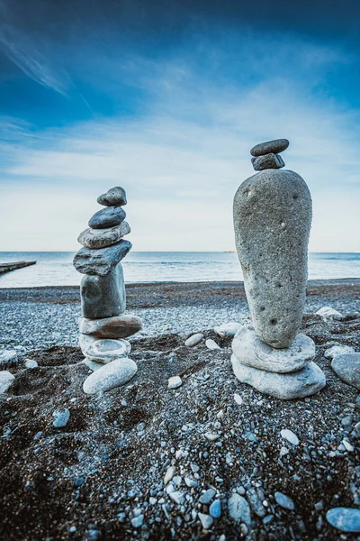 海岸にバランスのとれた石のスタック — ストック写真