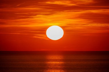  Okyanusun üzerinde fantastik gün batımı. Güneş denizin üzerinde batıyor. Dramatik Günbatımı Gökyüzü