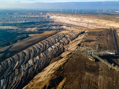 Almanya, Garzweiler yakınlarında kahverengi bir kömür ocağında maden malzemeleri. Hava Görünümü