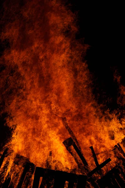 黑暗背景下的大火 夜晚的熊熊烈火 — 图库照片