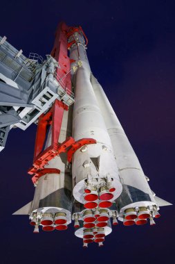 Moskova, Rusya - 10 Ocak 2022 - Sovyet Uzay Aracı Vdnkh Sergisi 'nde Vostock fırlatıldı. Moskova, Rusya 'daki VDNH parkında uzay roketi 