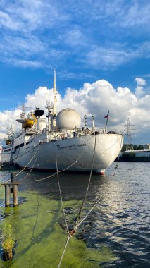 KALININGRAD, Rusya. 28 Ağustos 2020: Dünya Okyanusu Müzesi 'nin sahile sergilendiği Pregolya Nehri 